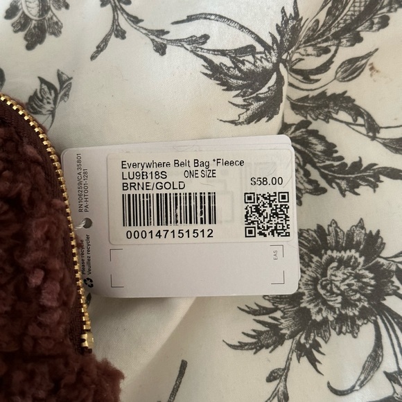 Lululemon Everywhere Belt Bag Brown Sherpa NWT - Picture 6 of 9